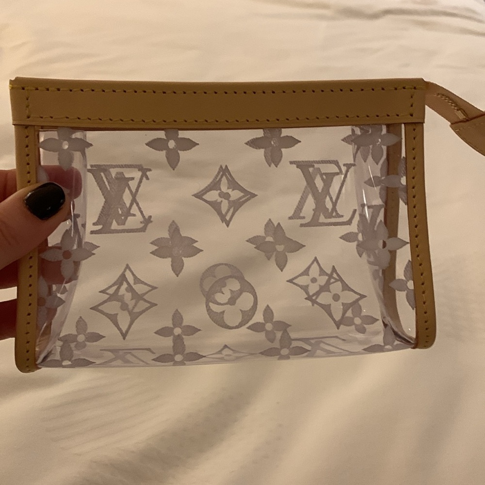 Absolutely stunning rare clear cosmetic Louis Vuitton case with LV logo,limited - Picture 13 of 17